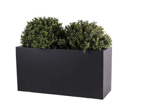 zwarte rechthoekige plantenbak